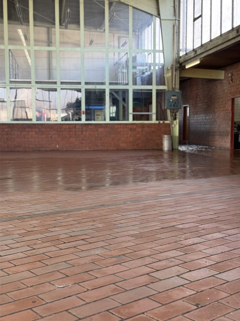 Bei DS Gebäudemanagement konzentrieren wir uns auf zuverlässige und professionelle Gebäudereinigungsdienstleistungen